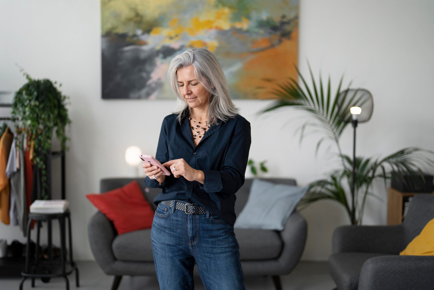 Belle femme souriante inscrite sur son téléphone, concentrée et élégante, découvrant un site de rencontre en ligne