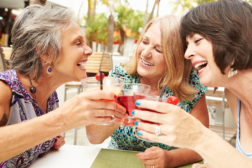 amis seniors savourant des cocktails dans un bar