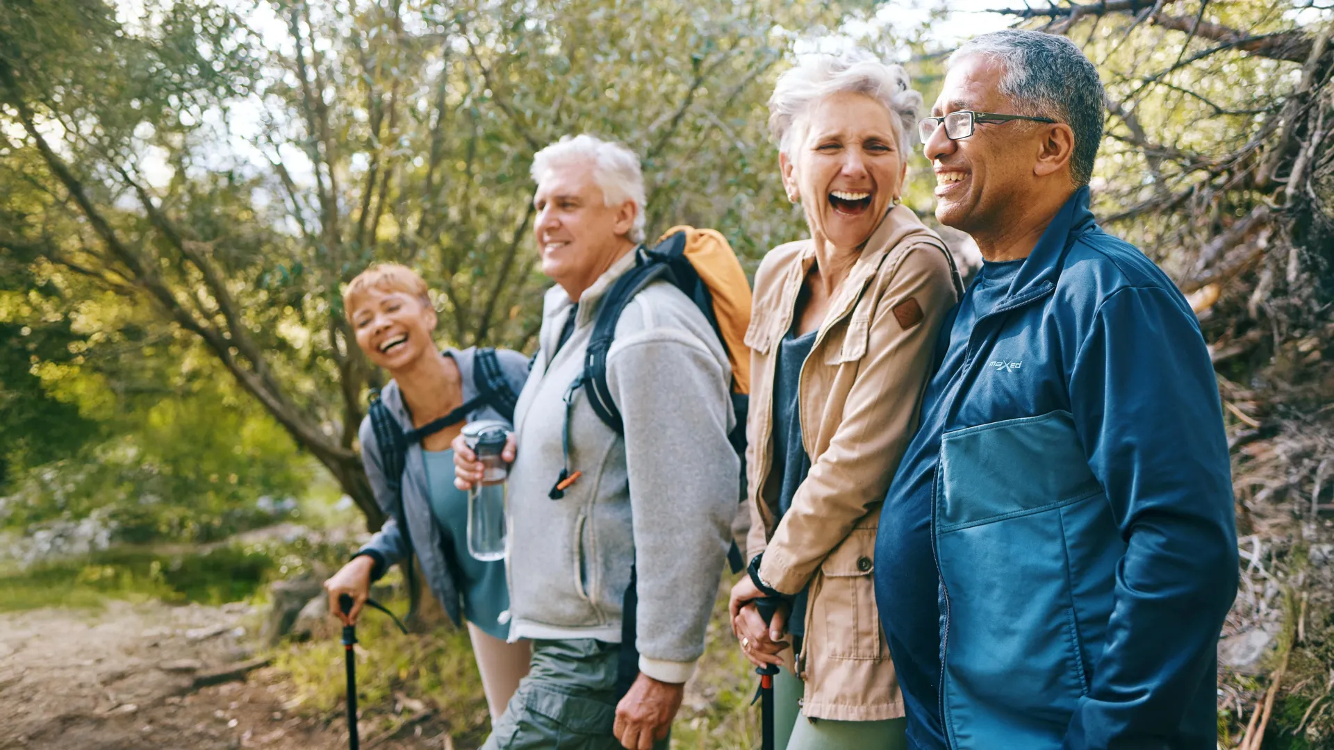 Randonnée en pleine nature entre amis seniors